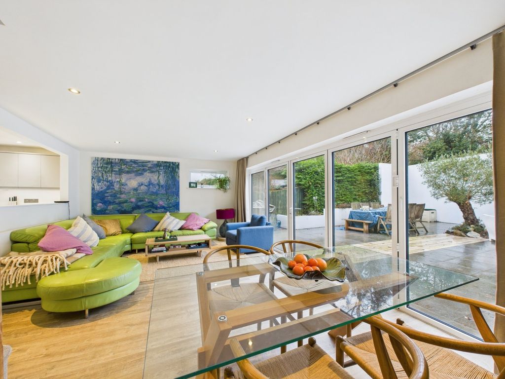 Property photo 2 of 12 Lounge