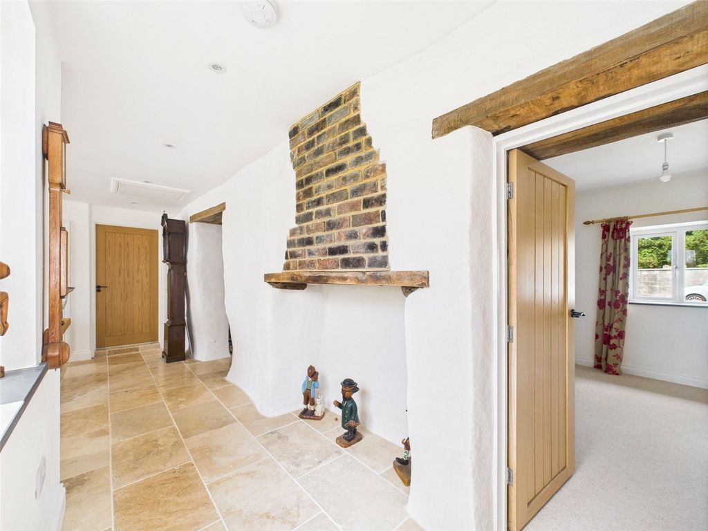 Property photo 3 of 19 Entrance Hall