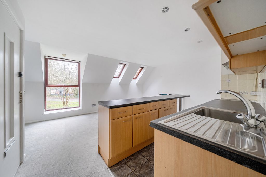 Property photo 2 of 11 1394850-8-694A912...