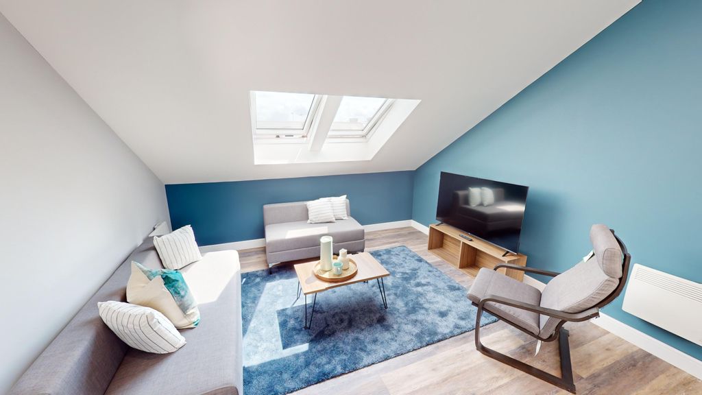 Property photo 1 of 17 Living Room