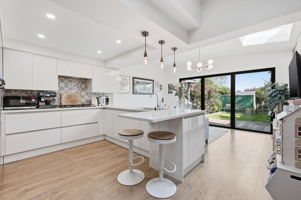 Property photo 2 of 23