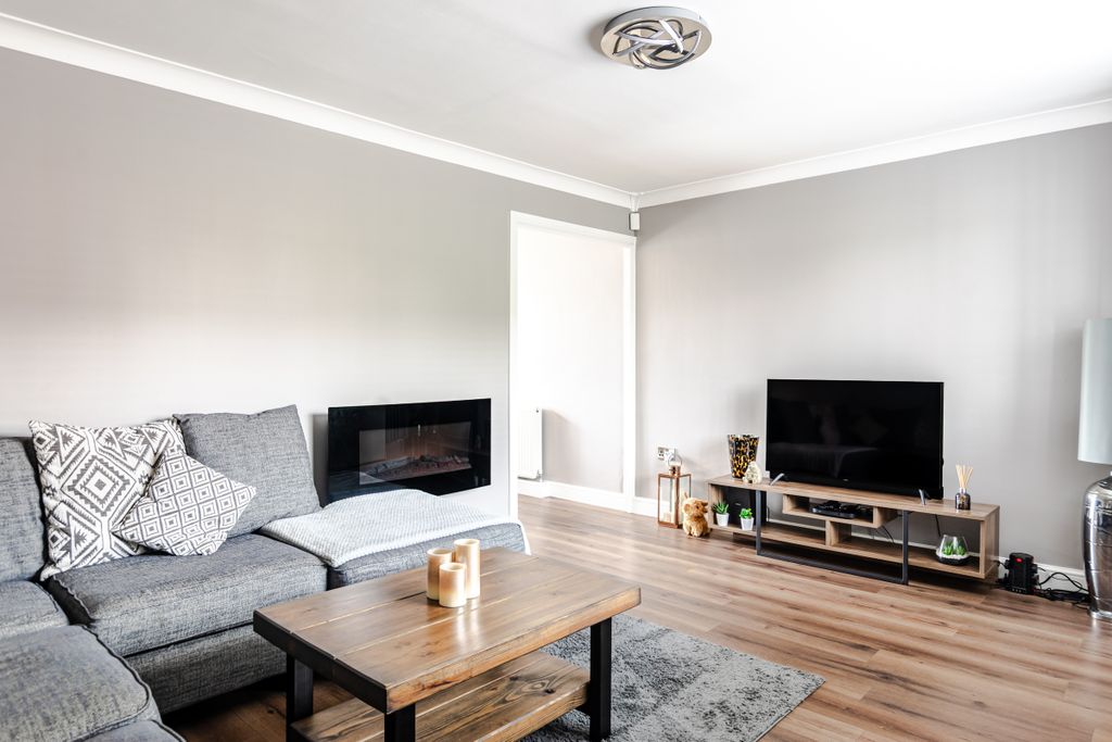 Property photo 3 of 18 Lounge2