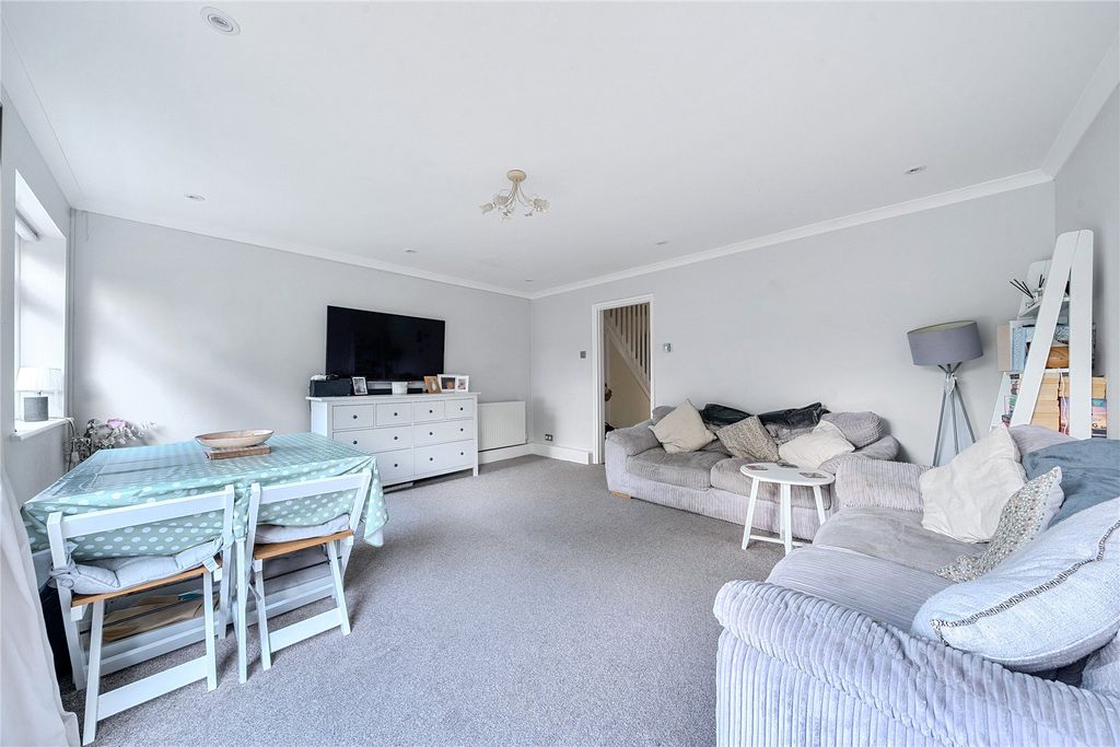 Property photo 3 of 20 Lounge