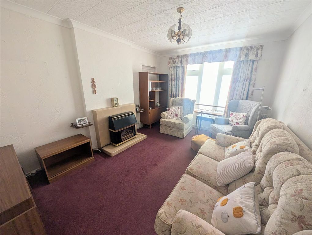 Property photo 3 of 10 Lounge