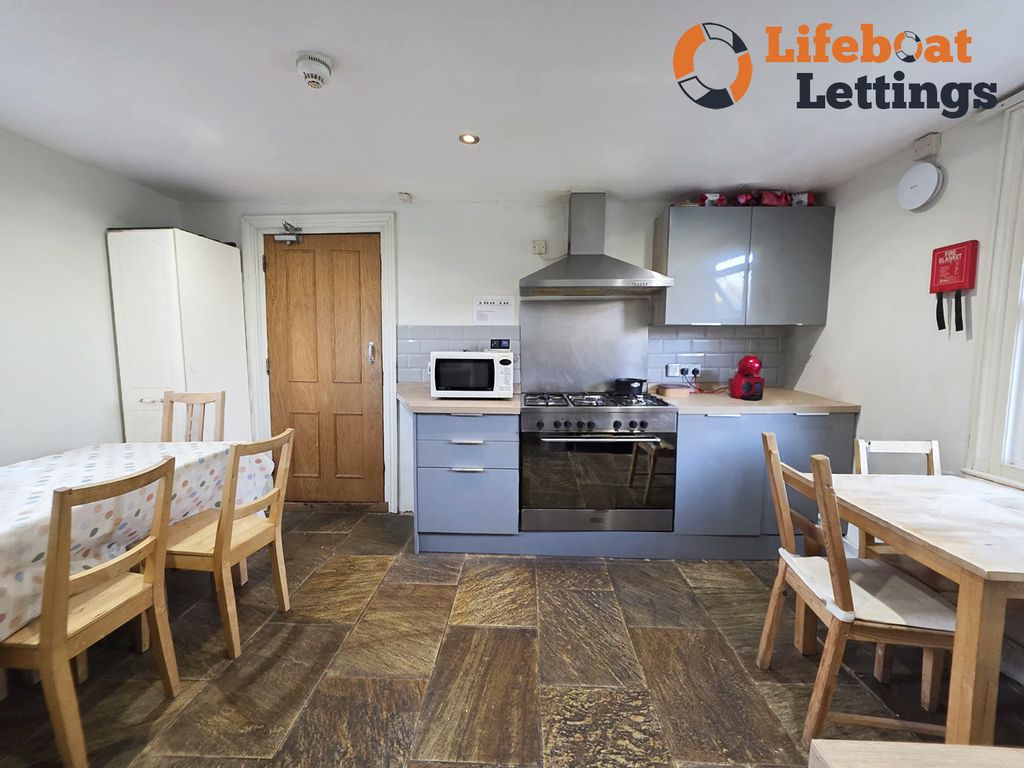 Property photo 3 of 7 Shared Kitchen