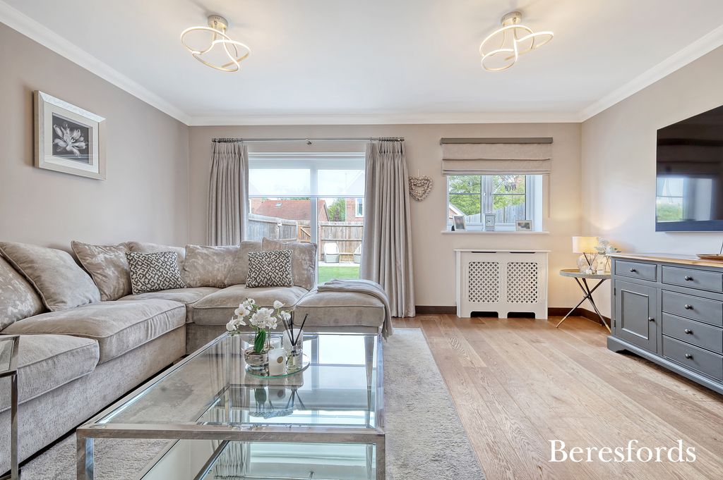 Property photo 3 of 18 Lounge