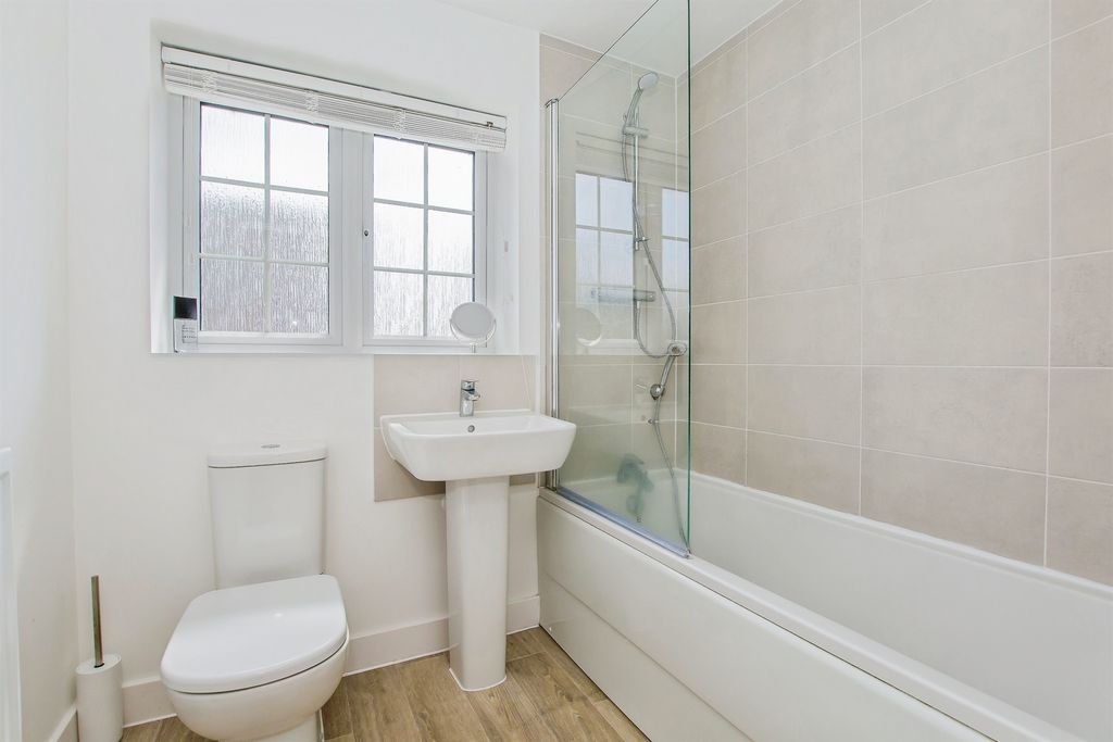 Property photo 3 of 17 Family Bathroom