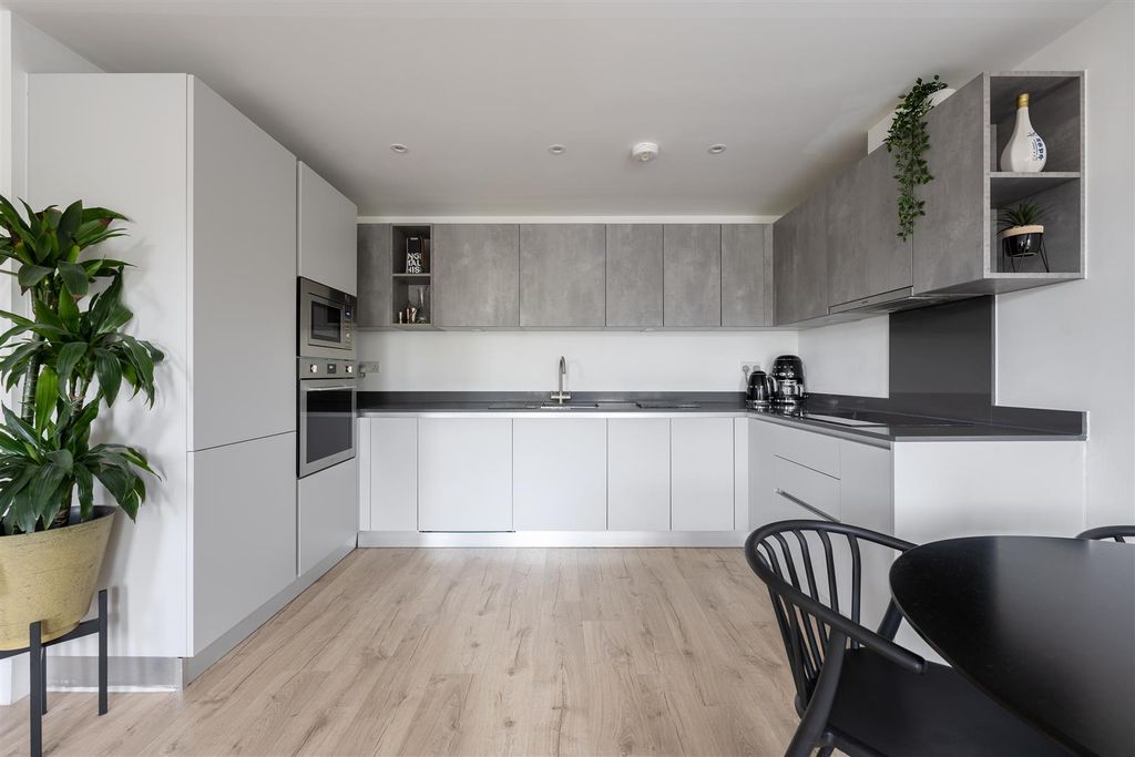 Property photo 3 of 19 Forest Road, E11