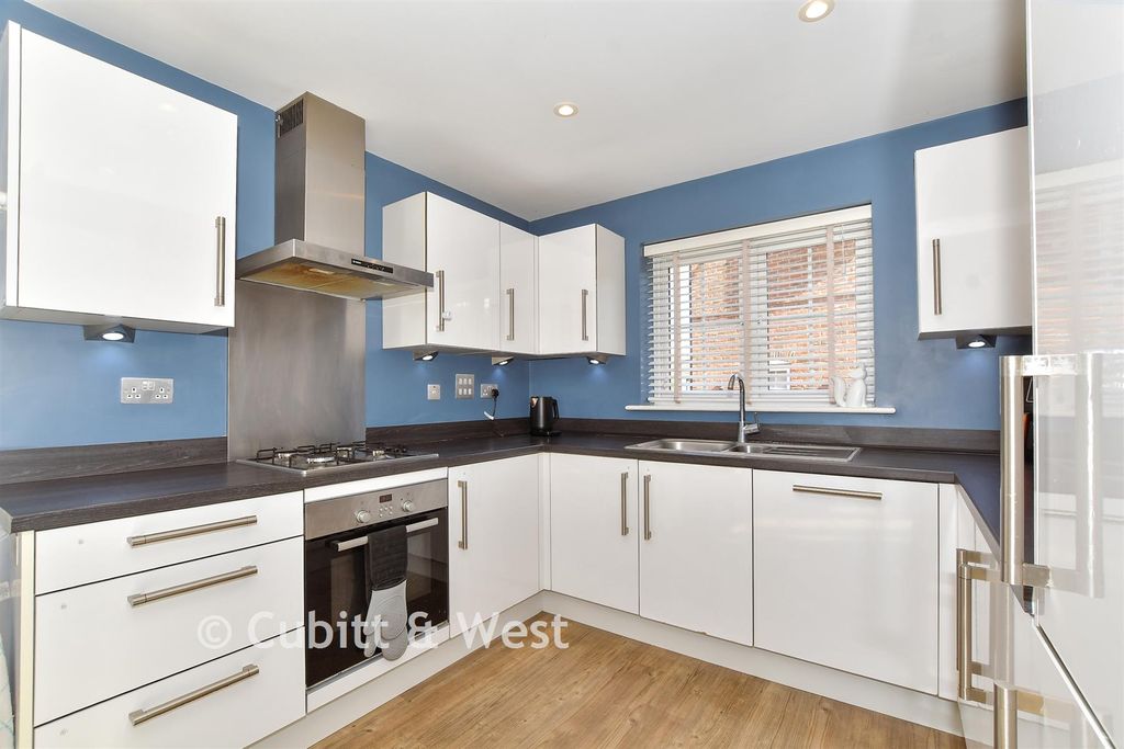 Property photo 3 of 17 Kitchen/ Dining Room