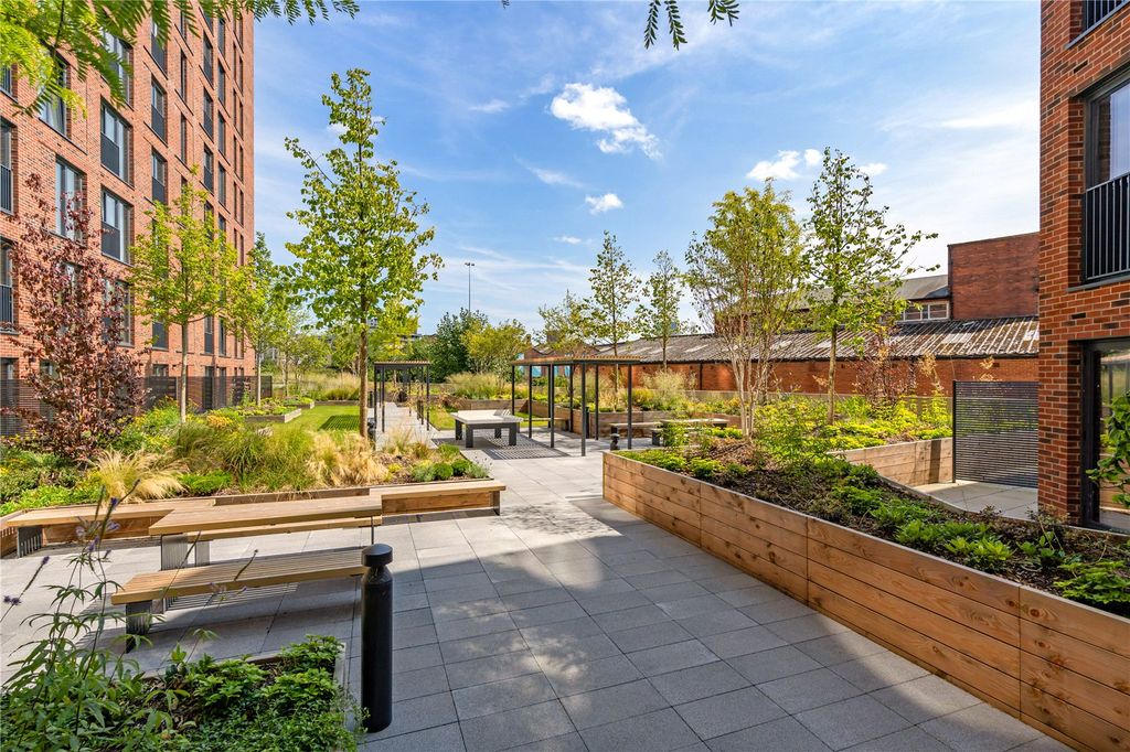 Property photo 3 of 12 Residents Gardens