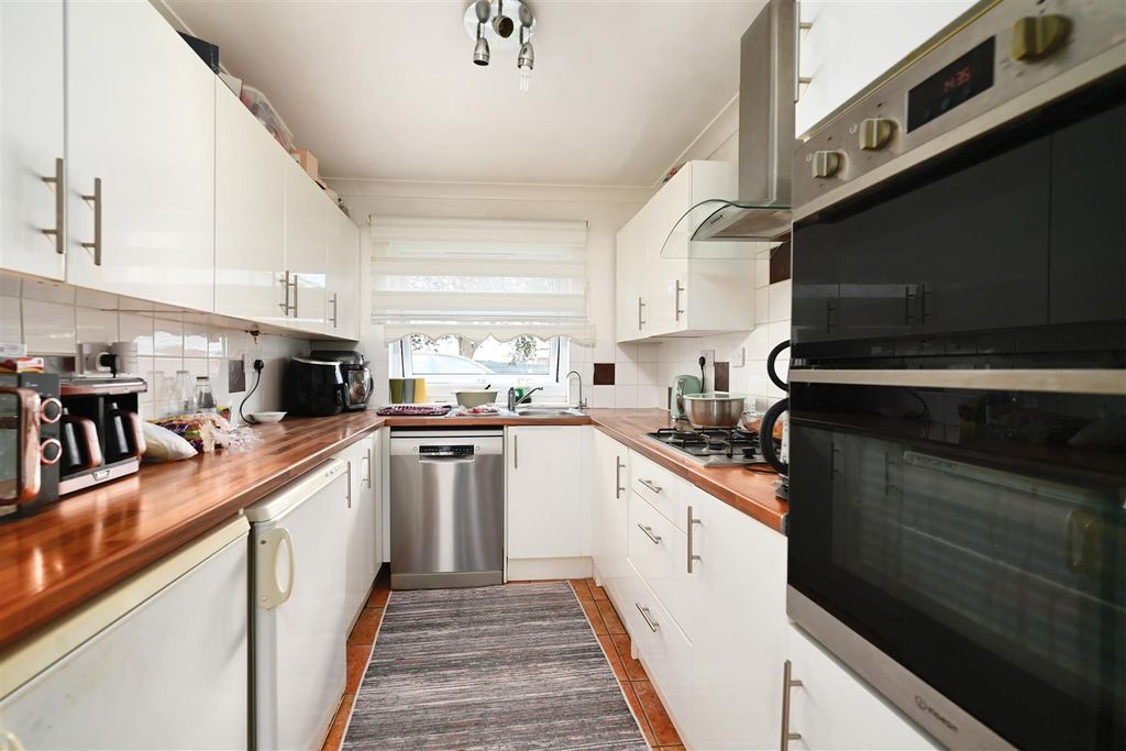 Property photo 2 of 9 Kitchen