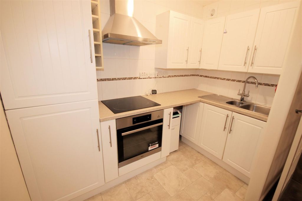 Property photo 2 of 8 Fitted Kitchen