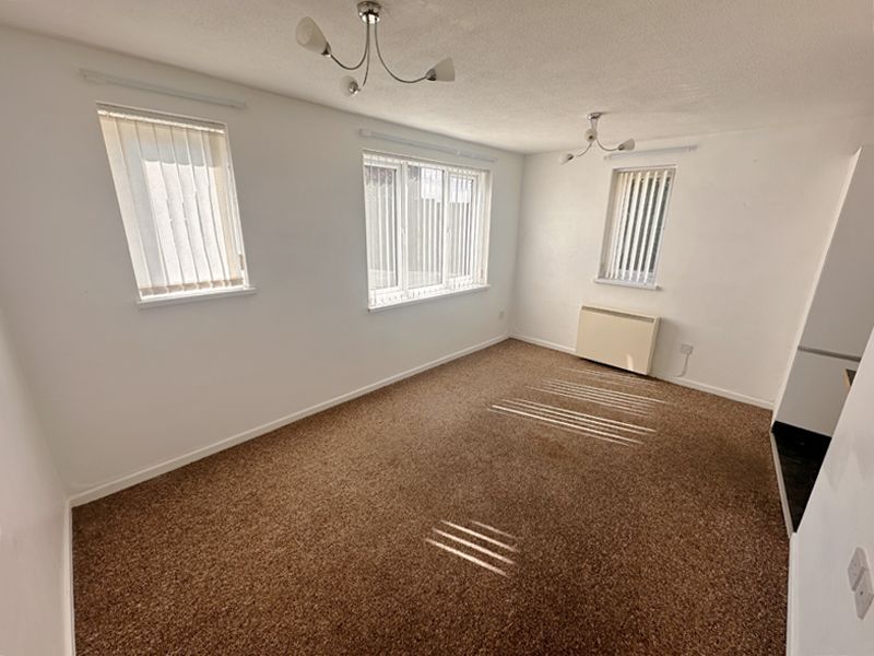 Property photo 2 of 12 Lounge/Bedroom