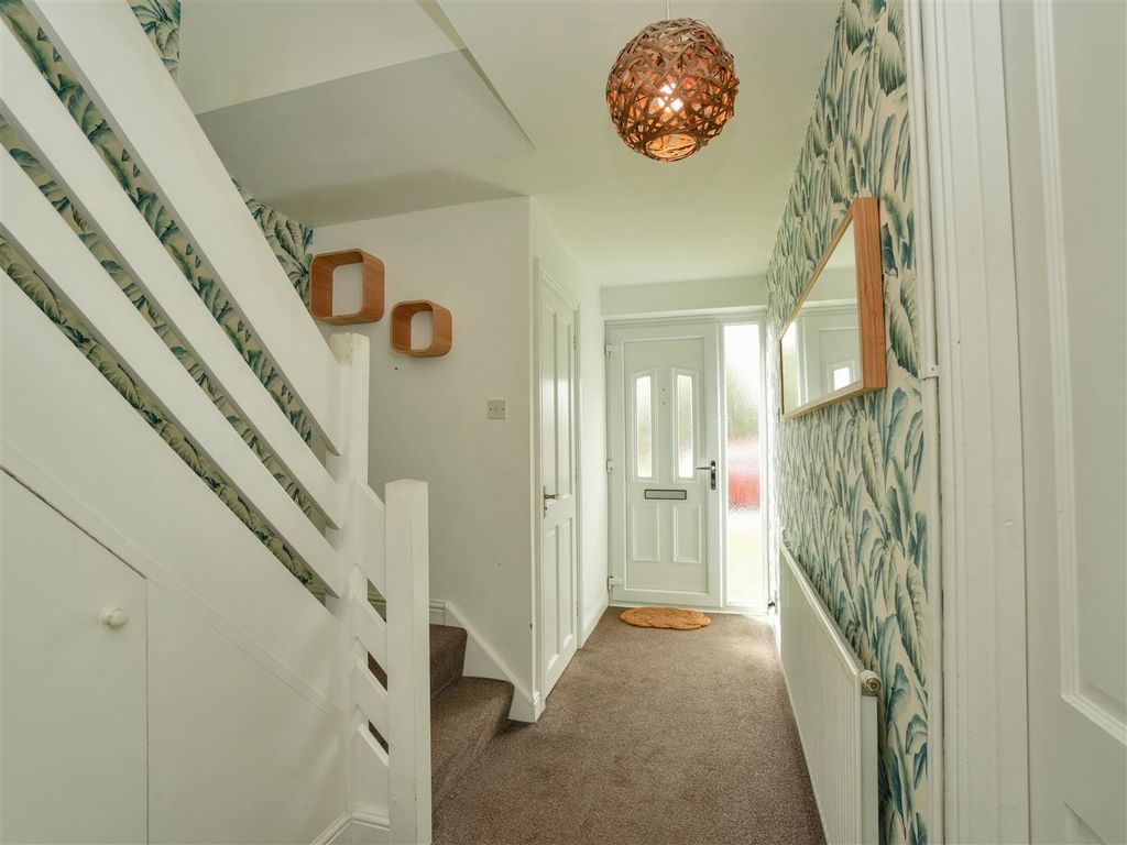 Property photo 2 of 19 Entrance Hall