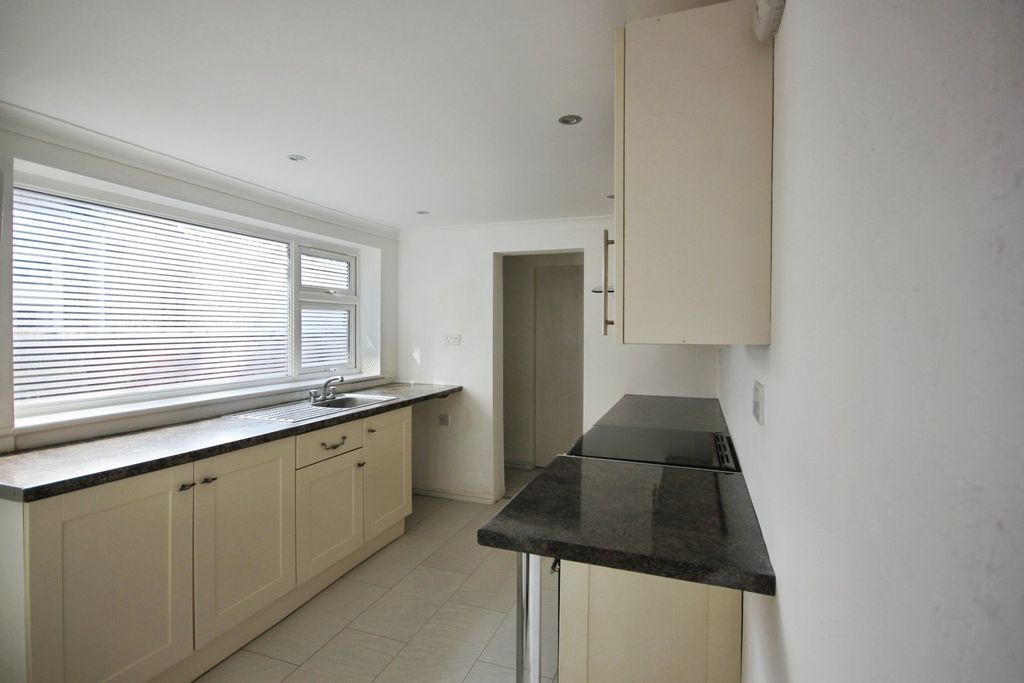 Property photo 3 of 17 Kitchen