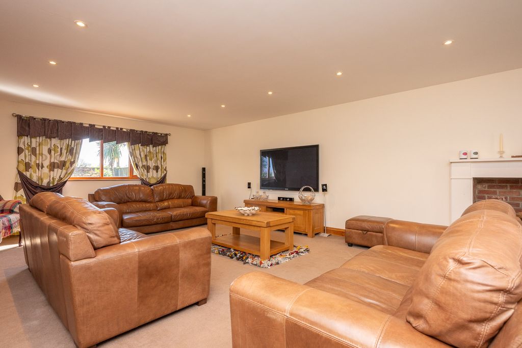 Property photo 2 of 30 Thepaddock,Holtroad,Woodnorton-26