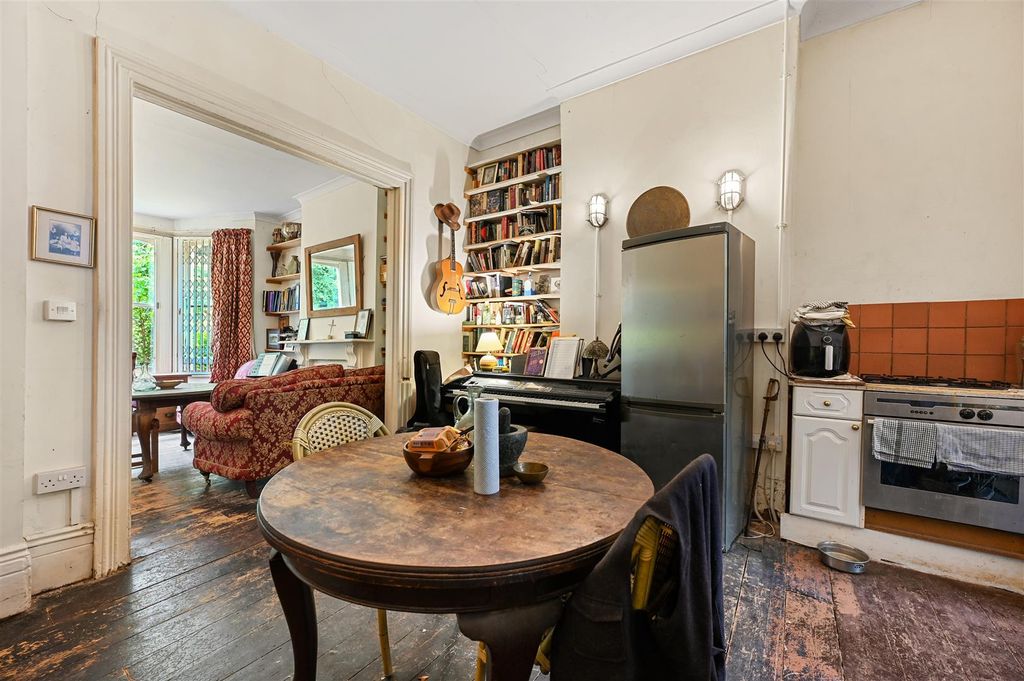 Property photo 3 of 8 Aynhoe Road