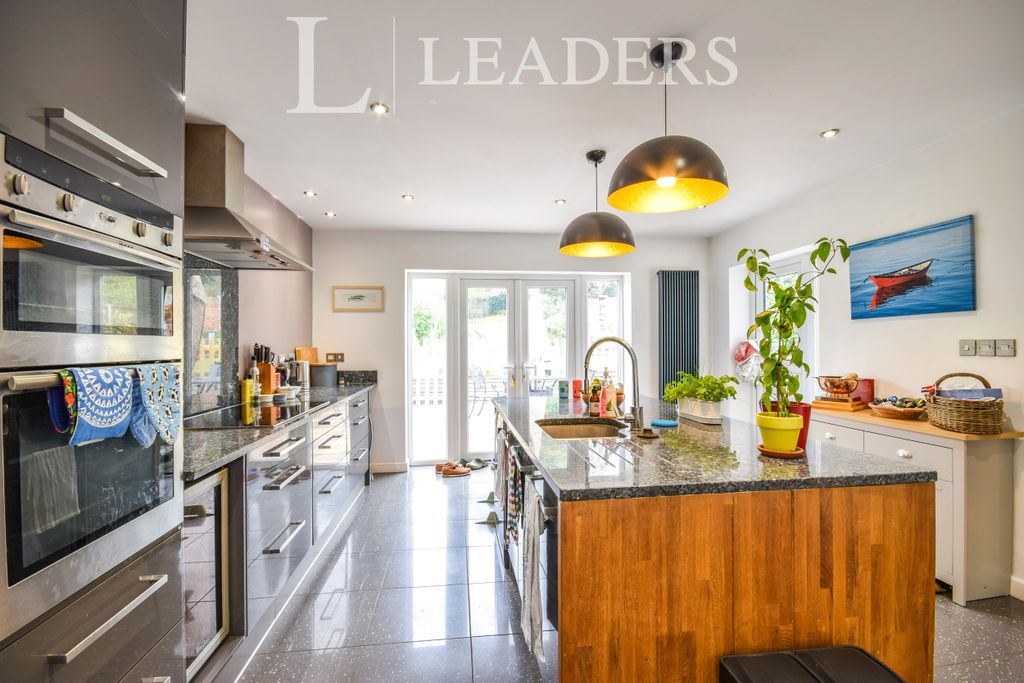 Property photo 2 of 10 Kitchen