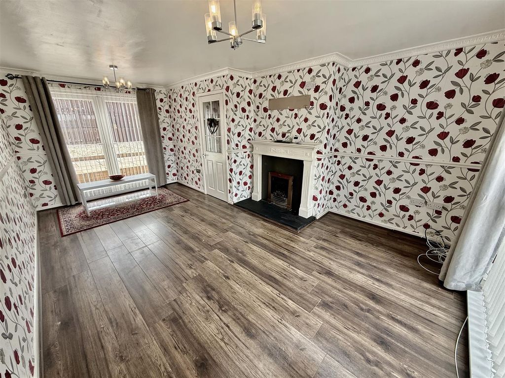 Property photo 2 of 12 Lounge