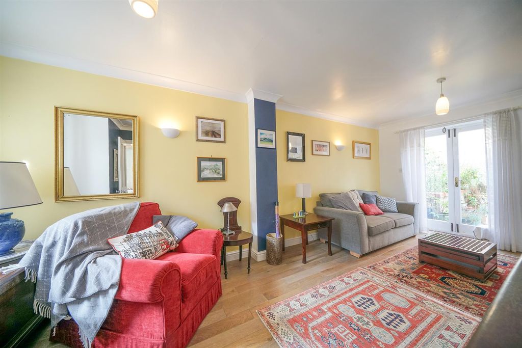 Property photo 2 of 22 Lounge