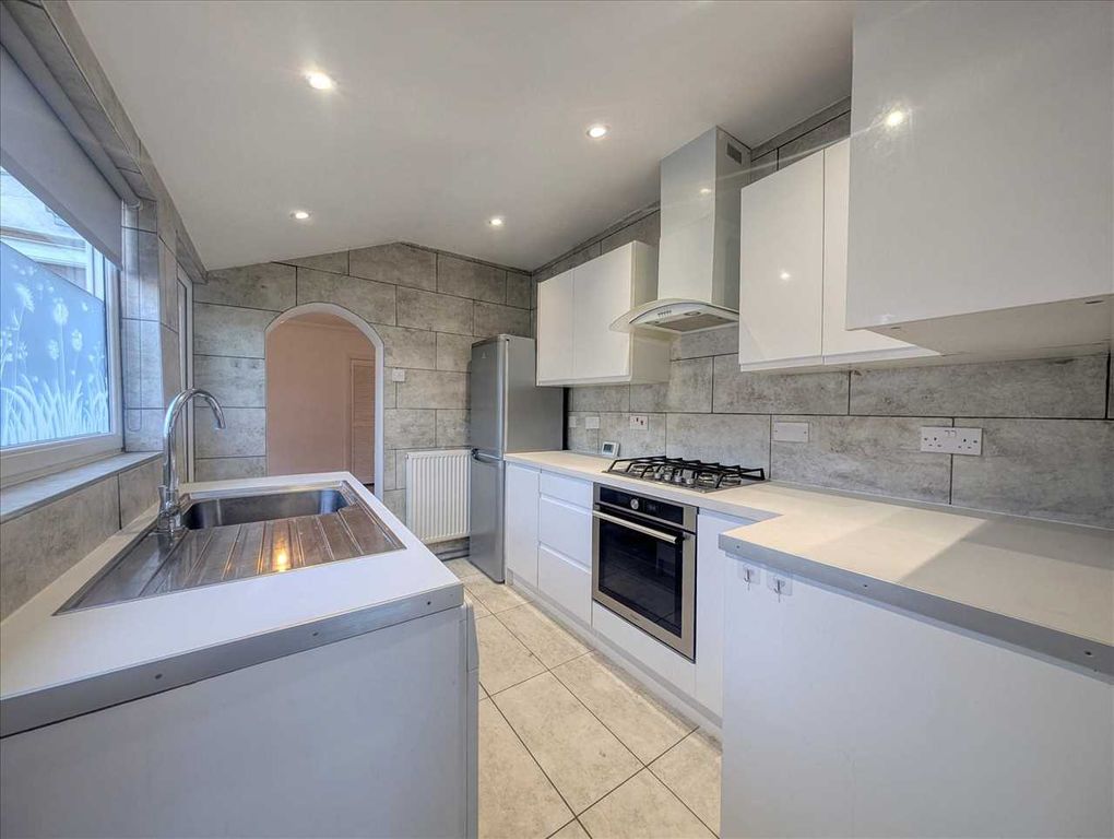 Property photo 3 of 11 Kitchen