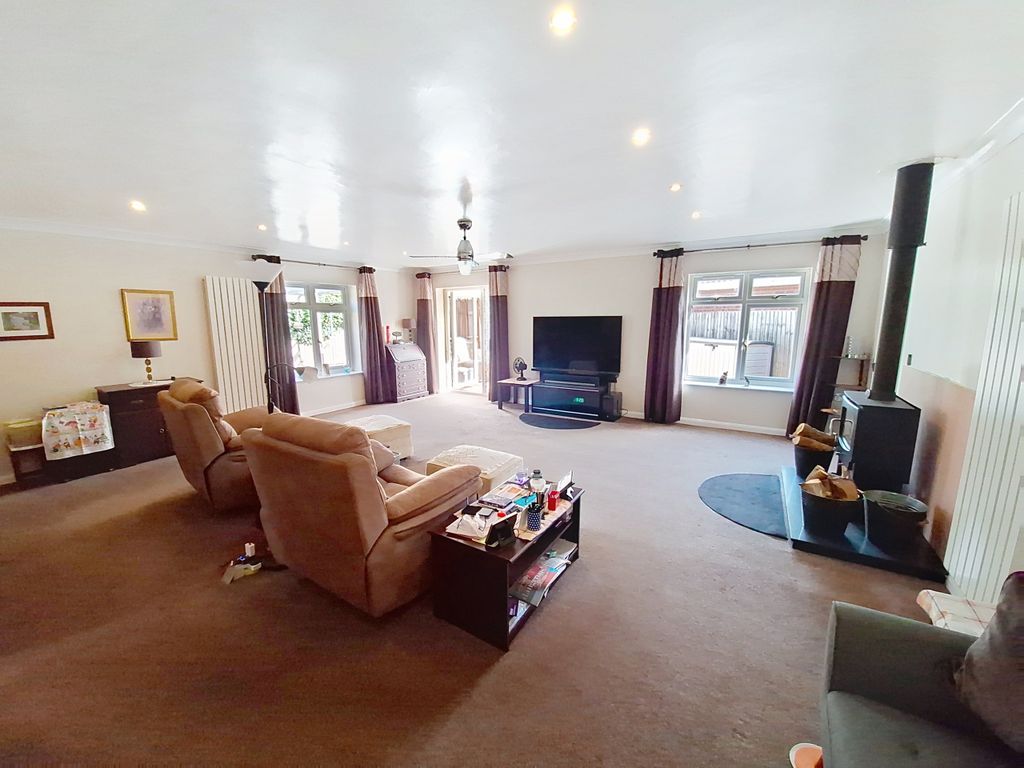 Property photo 2 of 15 Lounge/Diner
