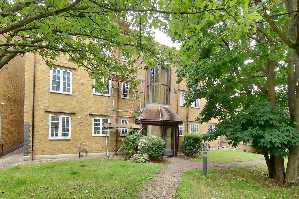 Property photo 2 of 9 11_Chelsea_Court_Putney_Bridge_Road_Image2_18626_4