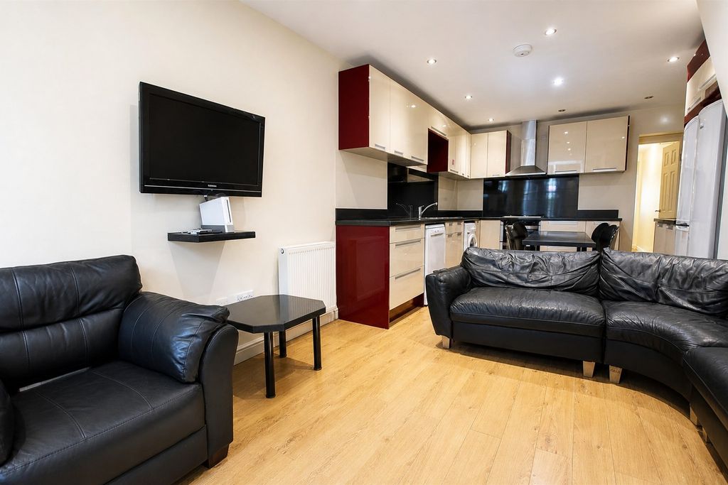 Property photo 1 of 11 Approach