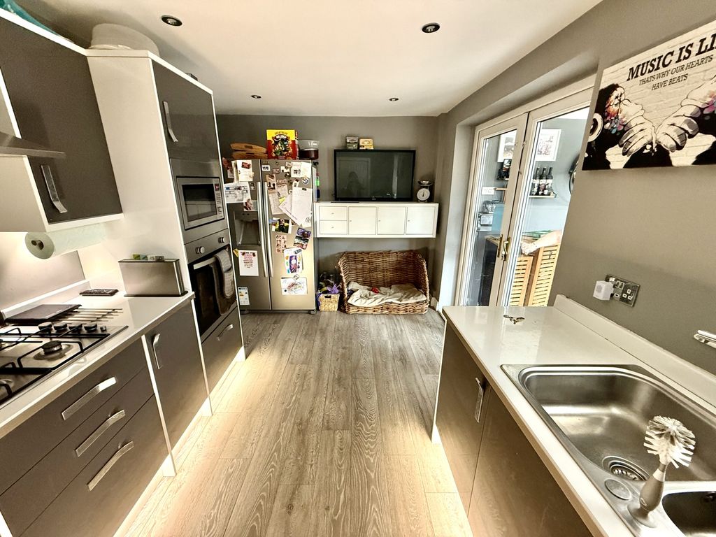 Property photo 3 of 10 Img_8363