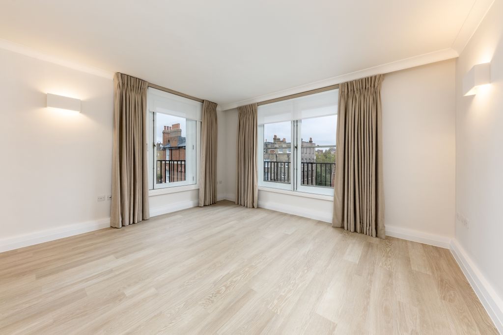 Property photo 3 of 11 Pont Street 8-10 ...