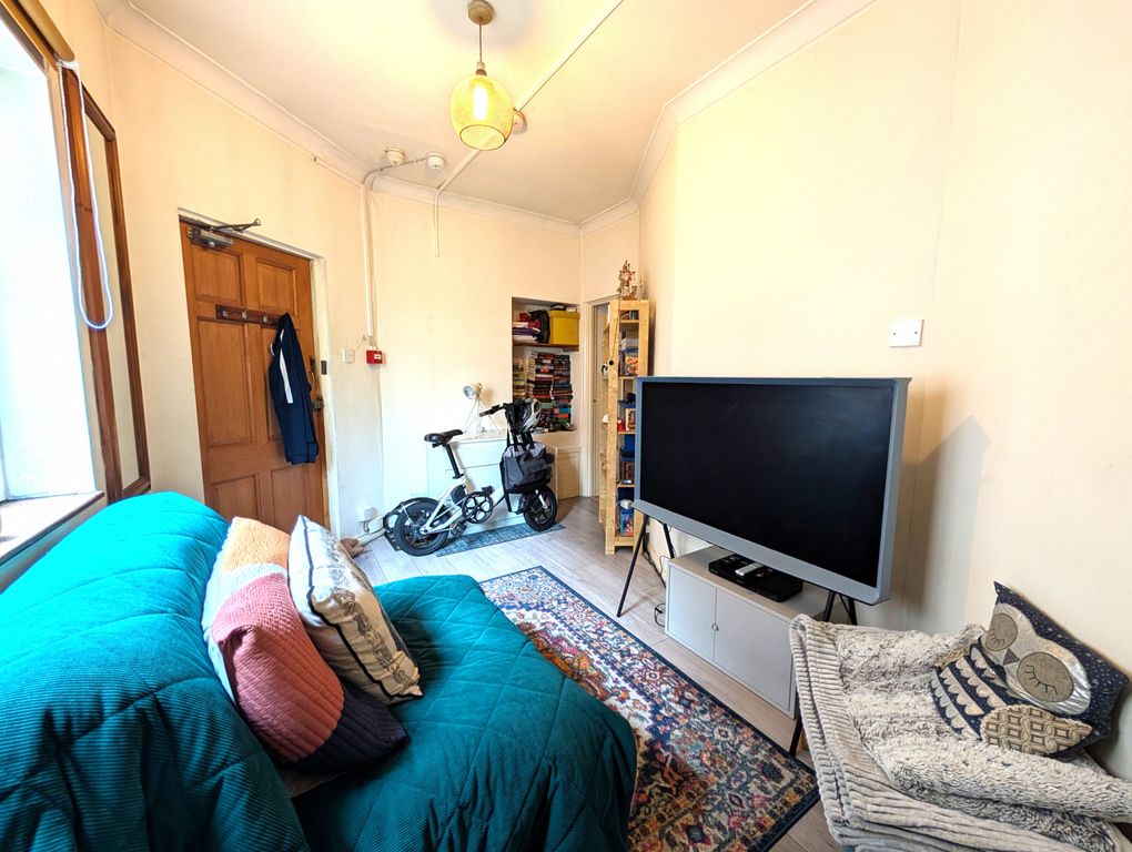 Property photo 2 of 9 Lounge / Bedroom