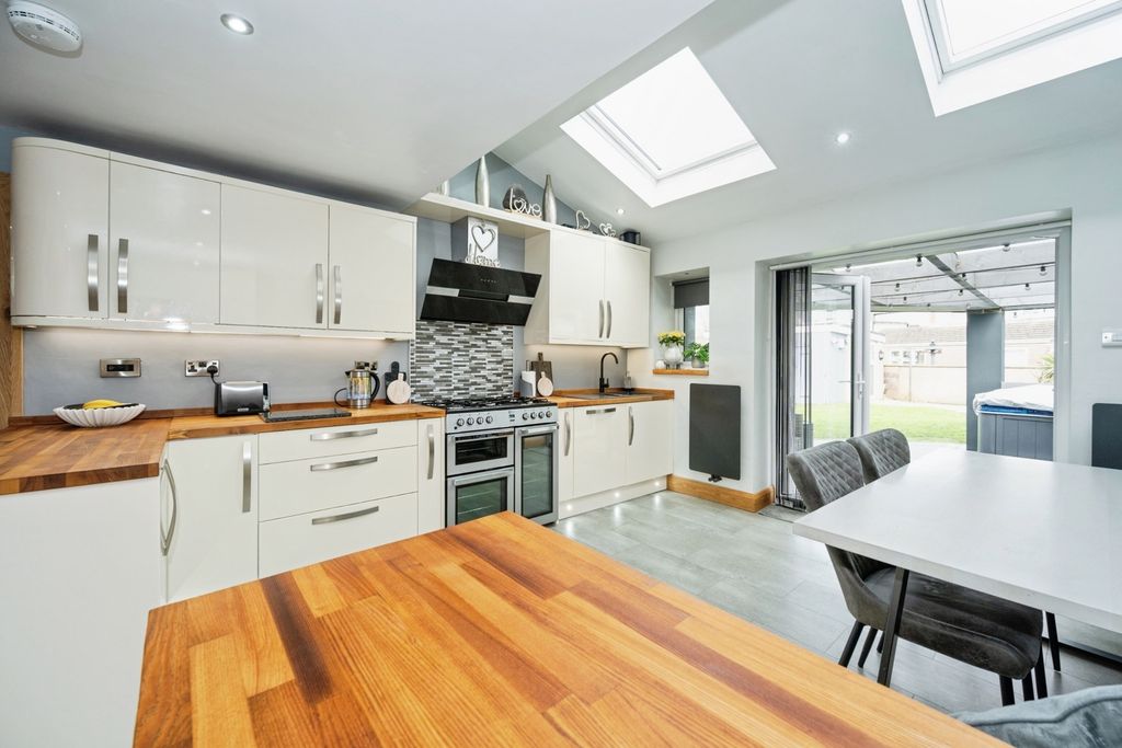 Property photo 3 of 24 Kitchen/Dining Room