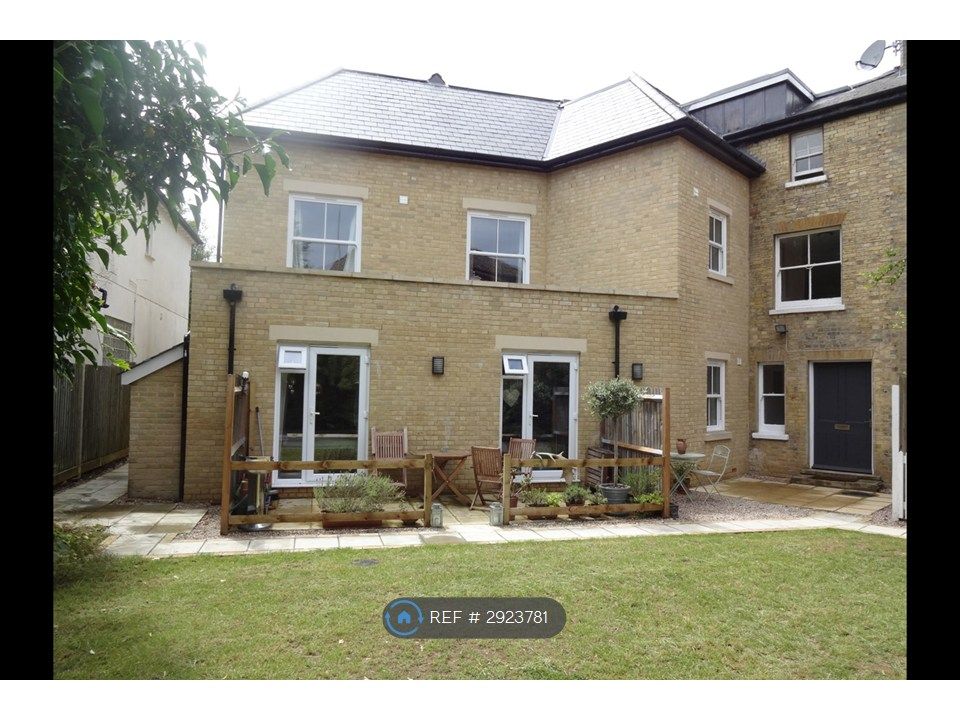 Property photo 2 of 12 Communal Gardens