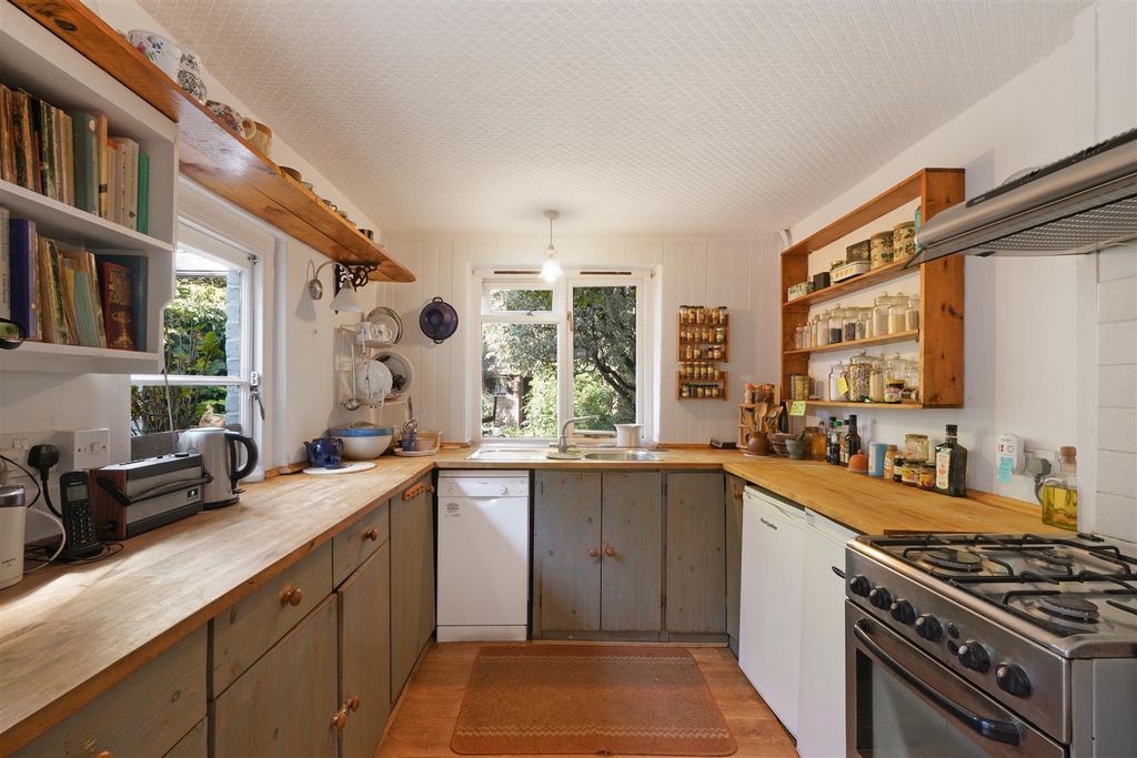 Property photo 3 of 15 Pentlow Street