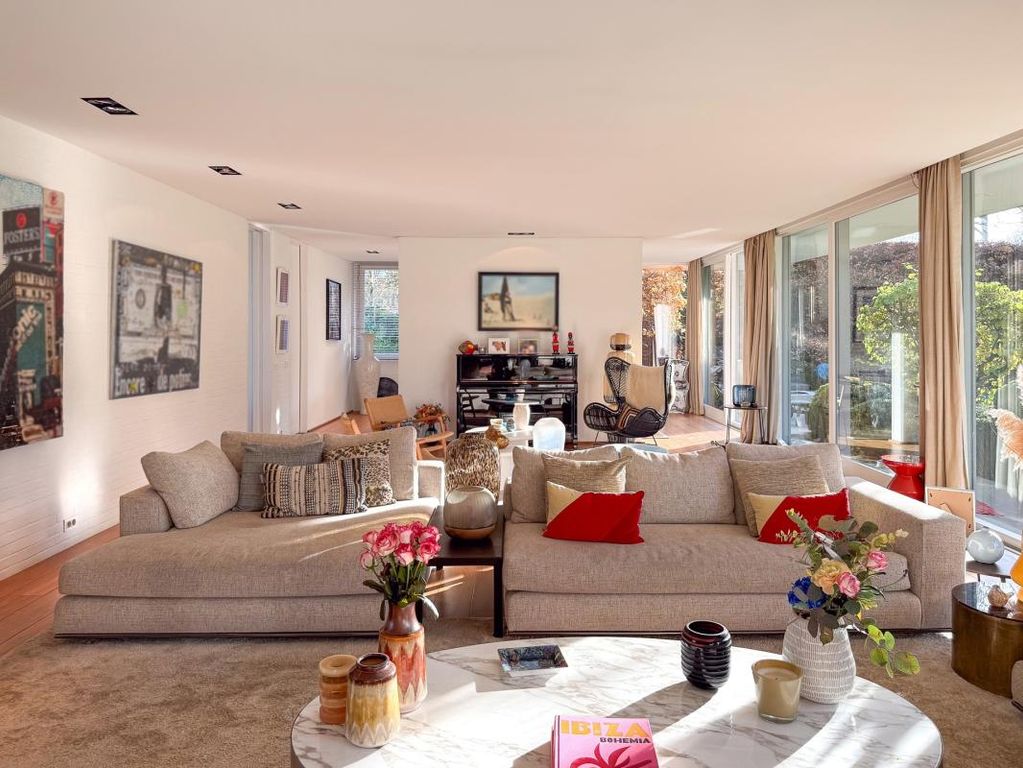 Property photo 2 of 25