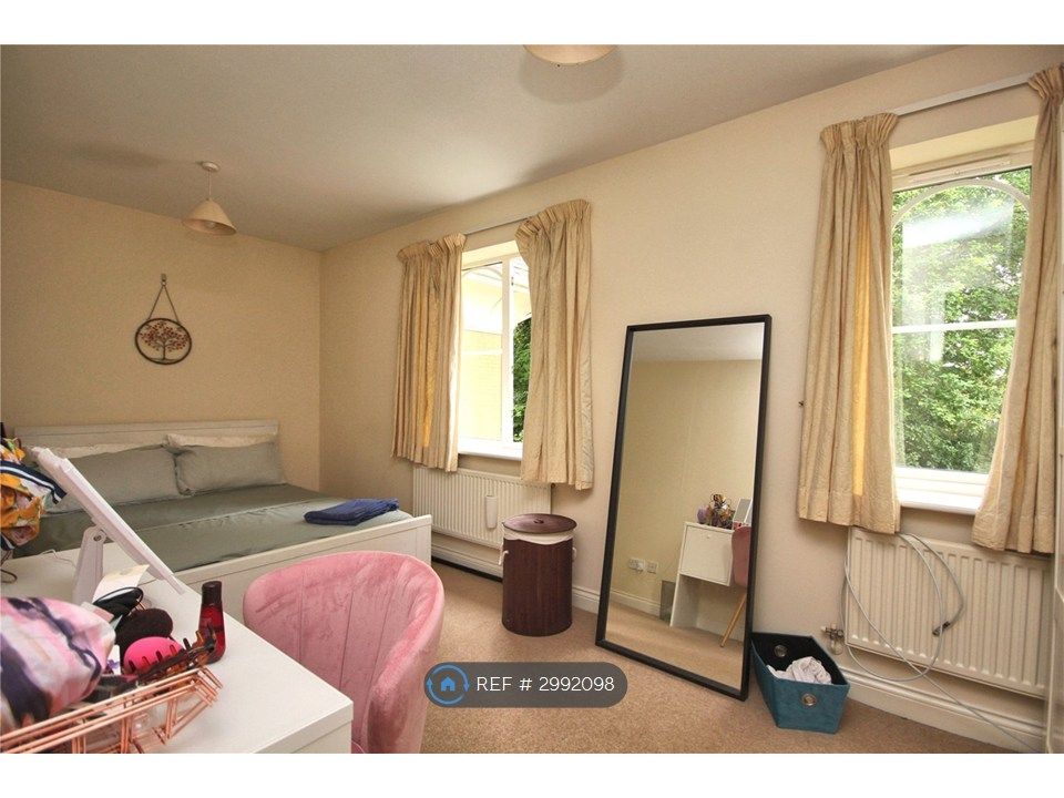 Property photo 3 of 9 Large Double Bedroom
