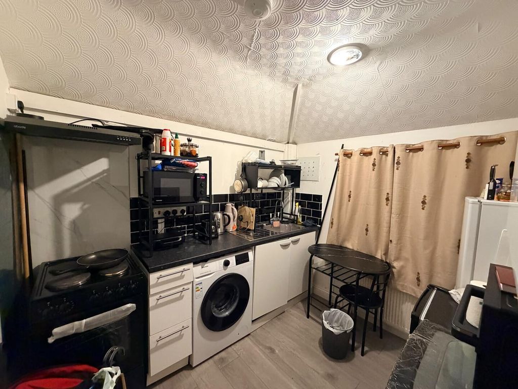 Property photo 3 of 8 Kitchen