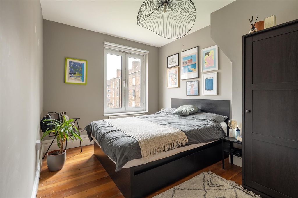 Property photo 3 of 18 Morning Lane, E9