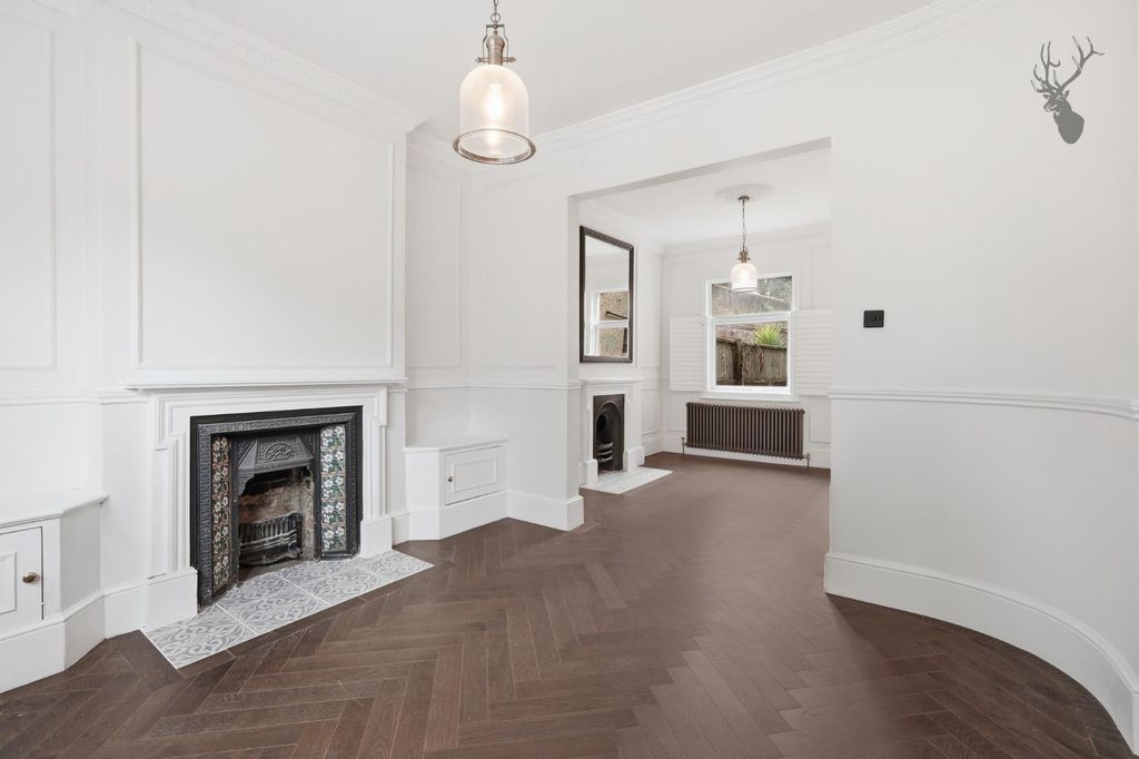 Property photo 2 of 28