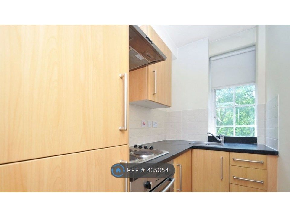 Property photo 2 of 4 Kitchen: Cooker, Washing Machine, Fridge