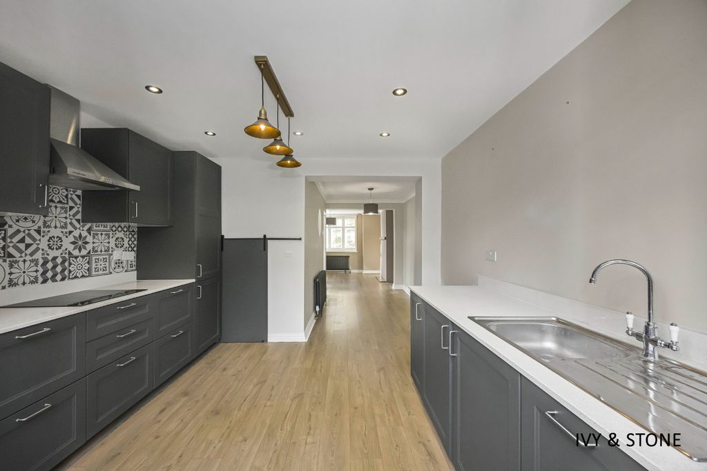 Property photo 2 of 13 4688772