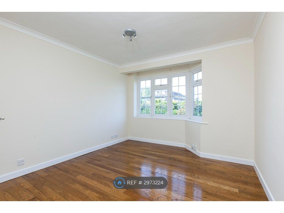 Property photo 2 of 7 Living Room
