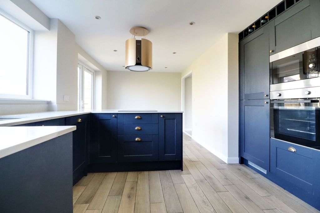 Property photo 3 of 25