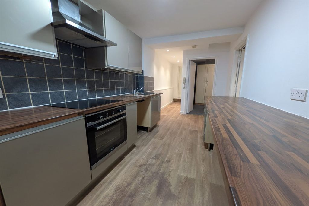 Property photo 1 of 8 (Main)