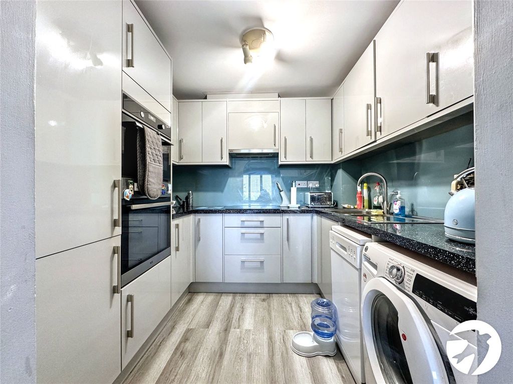 Property photo 3 of 10 Kitchen