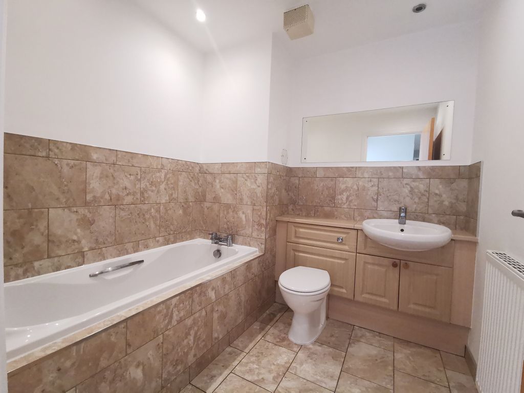 Property photo 3 of 11 Bathroom