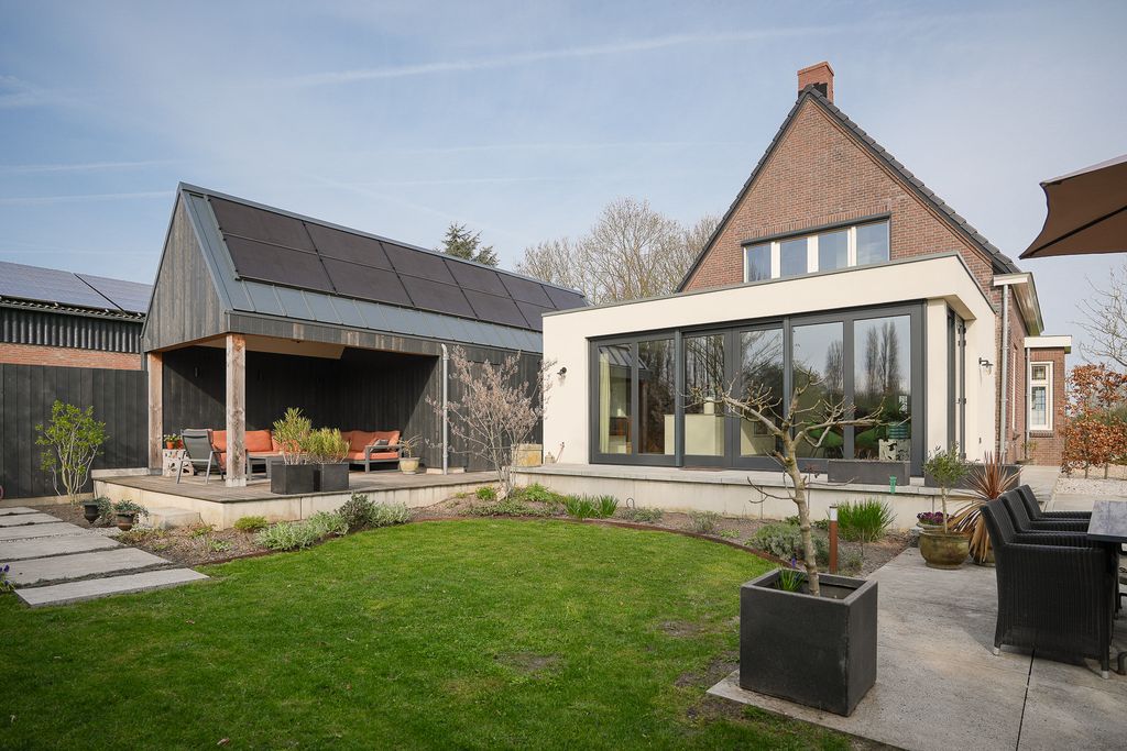 Property photo 2 of 53