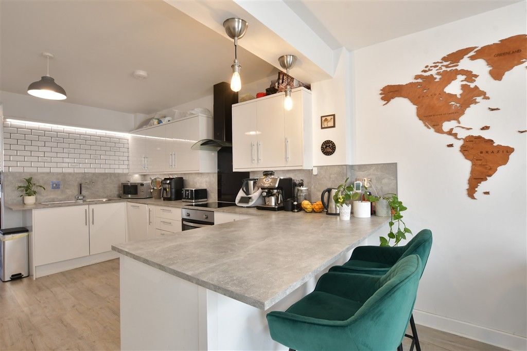 Property photo 3 of 11 Kitchen