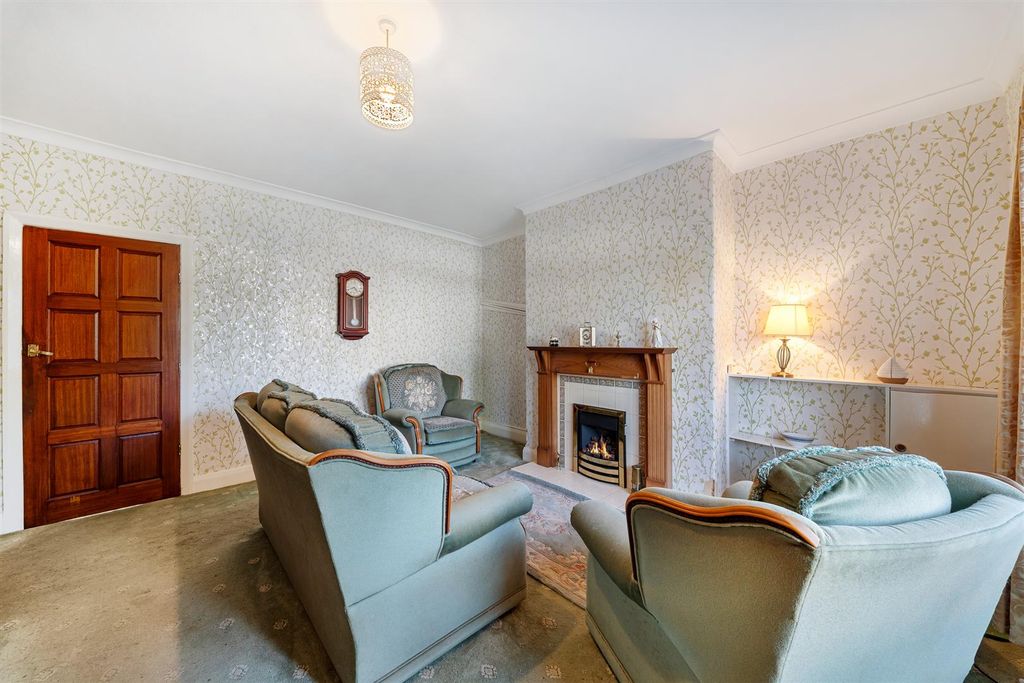 Property photo 2 of 18 83 Cross Lane-16.Jpg