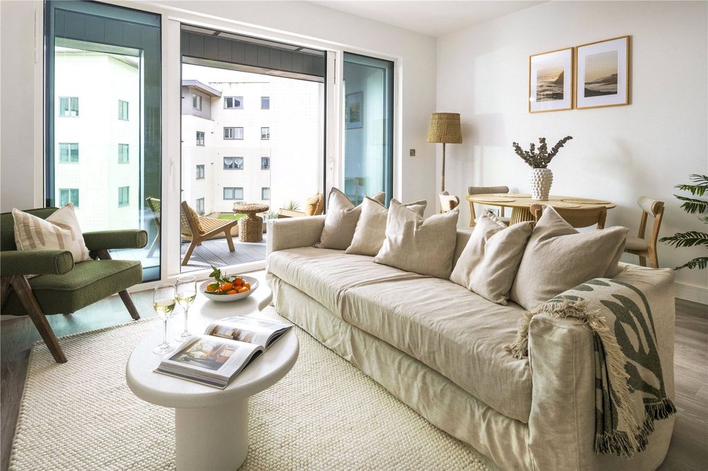 Property photo 2 of 19 Show Home